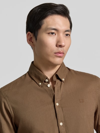 Männermodel trägt Slim Fit Freizeithemd mit Button-Down-Kragen Modell 'Anton' von Casual Friday, Seide-Baumwoll-Mix, Nahaufnahme Oberkörper. Rückenlänge bei Größe M: 78 cm, Schulterbreite bei Größe M: 46 cm, Ärmellänge bei Größe M: 66 cm.