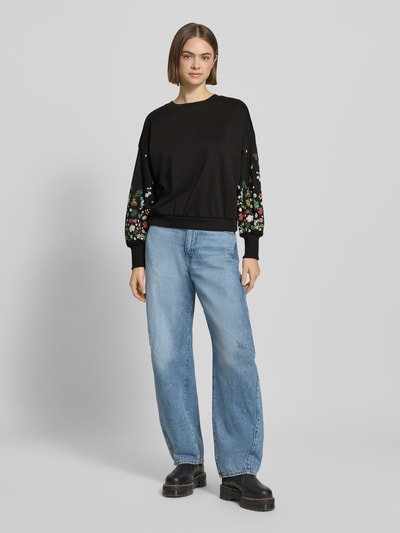 Frauenmodel trägt Regular Fit Sweatshirt aus Baumwoll-Mix Modell 'BROOKE' von Only, Optik: Unifarben, florales Muster, Ganzkörperansicht von vorne.