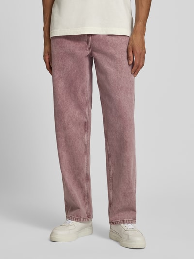 Männermodel trägt Loose Fit Jeans im 5-Pocket-Design Modell 'Roy' von Les Deux in Rosa, reine Baumwolle, Ganzkörperansicht von vorne.
