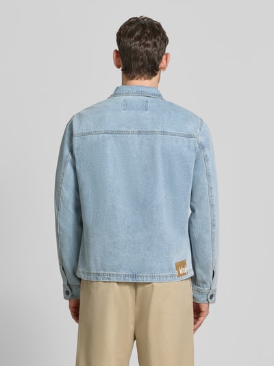 Männermodel trägt Jeansjacke mit Reißverschluss Modell 'REILLY' von khujo, hellblaue Baumwolle, gerader Schnitt, Ganzkörperansicht Rückansicht.