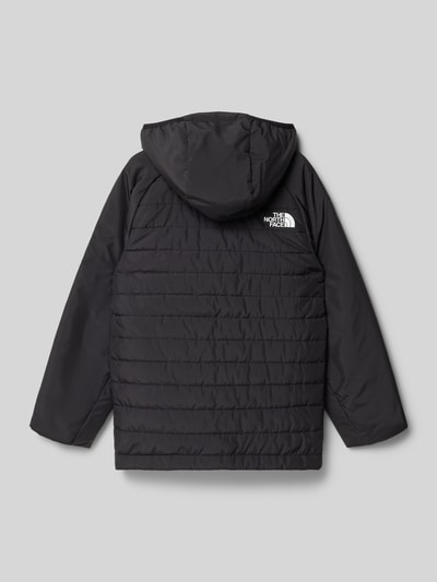 Produktfoto, czarna kurtka dziecięca Regular Fit Jacke in Stepp-Optik Modell 'Never Stop' od The North Face, z efektem pikowania, nadruk z logo, kaptur z elastycznym pasem, wpuszczane kieszenie zapinane na zamek błyskawiczny, długość tyłu w rozmiarze M 55 cm, szerokość ramion w rozmiarze M 42 cm, długość rękawów w rozmiarze M 46 cm