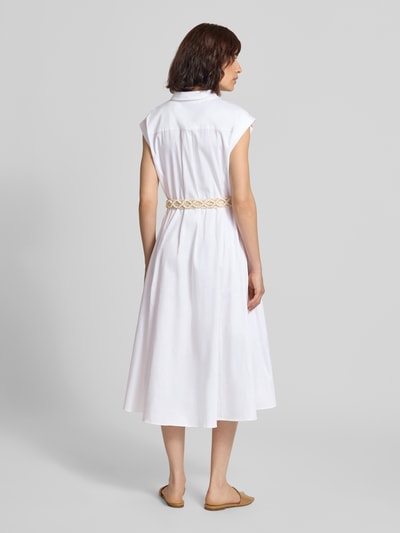 Frauenmodel trägt Hemdblusenkleid mit V-Ausschnitt und Gürtel von MORE & MORE, weiß, A-Linie, Midilänge, Rückansicht, Baumwoll-Elasthan-Mix. Ganzkörperansicht Rückansicht.