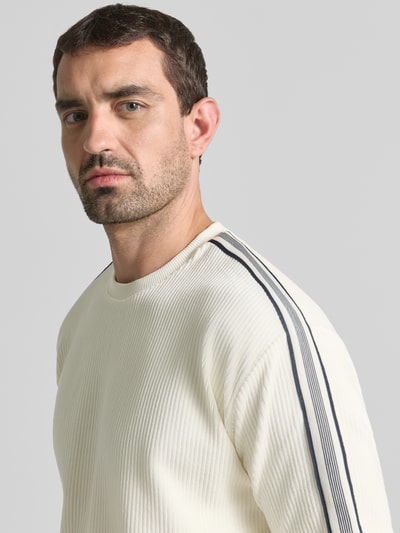 Mannenmodel draagt T-shirt met structuurpatroon en ronde hals van MCNEAL, katoenmix met stretch, regular fit, detailopname bovenlichaam.