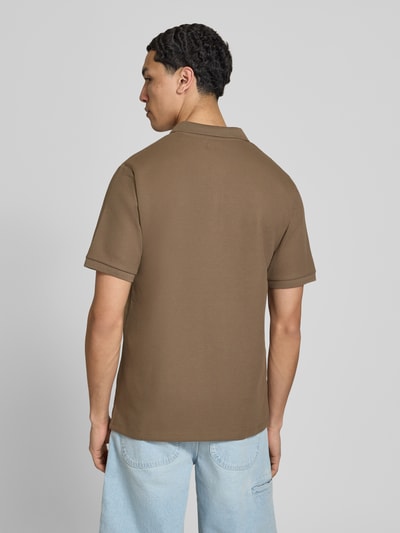 Męski model nosi Regular Fit koszulkę polo z fakturowanym wzorem model 'AUSTIN' od Jack & Jones z mieszanki bawełny, brąz, listwa guzikowa, haft, długość tyłu w rozmiarze M: 69 cm, widok całej sylwetki z tyłu
