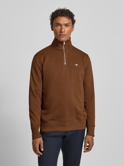Mannenmodel draagt Sweatshirt mit Stehkragen und Reißverschluss van Gant in bruin katoenmix, regular fit, labelstitching, Ganzkörperansicht van voren. Ruglengte maat M 72 cm, mouwlengte maat M 65 cm.