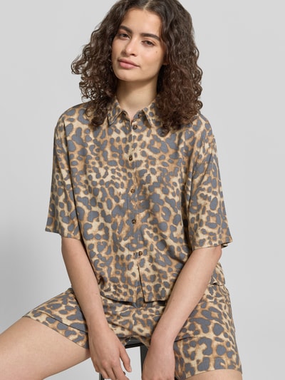 Vrouwenmodel draagt Boxy Fit Bluse aus Viskose-Leinen-Mix im Allover-Look van Jake*s casual, mix van viscose en linnen, boxy fit, all-over look, overhemdkraag, knoopsluiting, ruglengte maat 38: 54 cm, mouwlengte maat 38: 29 cm, kleurenmix van beige en grijs met luipaardpatroon, textuur zichtbaar, vooraanzicht close-up bovenlichaam.