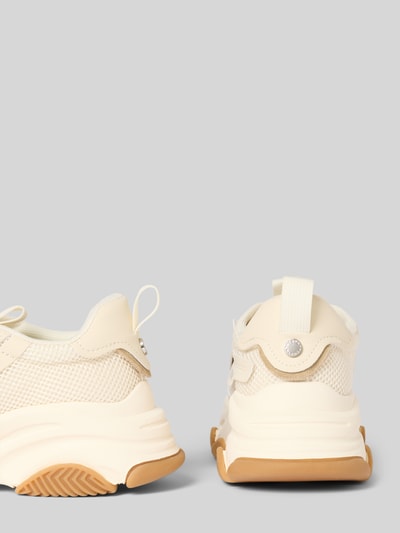 Produktfoto, Sneakersy z powlekanej skóry o zaokrąglonym kształcie, model 'Possession' od Steve Madden, detal z logo, profilowana podeszwa, wysokość obcasa w rozmiarze 40: 5 cm, wysokość cholewki w rozmiarze 40: 7 cm, szerokość w rozmiarze 40: 7 cm, kremowe odcienie, faktura siateczki i skóry