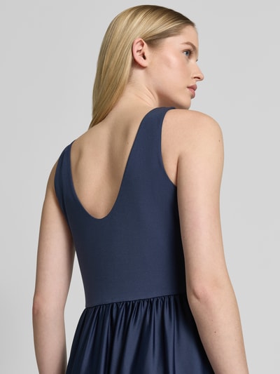 Kobiece modelka nosi Abendkleid mit Rückenausschnitt und breiten Trägern von Christian Berg Cocktail, granatowy, materiał z domieszką stretchu, A-linia, dekolt okrągły, szerokie ramiączka, głęboki dekolt na plecach, długość tyłu 132 cm w rozmiarze 36, szerokość w rozmiarze 36: 40 cm, detal z teksturą tkaniny, widok całych pleców, zdjęcie z tyłu