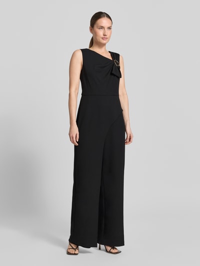 Frauenmodel trägt Jumpsuit mit Applikation von Adrianna Papell aus Material-Mix mit Stretch-Anteil, Regular-Fit, schwarz, Ganzkörperansicht von vorne