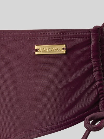 Produktfoto, Bikinihose mit seitlichen Raffungen Modell 'Lolo' von LASCANA in Bordeaux, glatte Textur, goldfarbenes Label-Detail sichtbar.