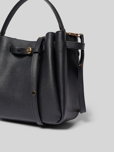 Produktfoto, Bucket Bag mit Logo-Detail von Tory Burch in Schwarz mit Strukturmuster, Tunnelzug, Hauptfach mit Magnetverschluss, abnehmbarer Schulterriemen, Maße 23 cm Breite, 22 cm Länge, 10 cm Tiefe