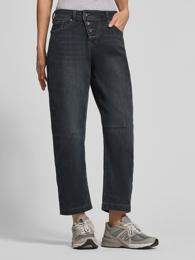 Vrouwenmodel draagt Relaxed Fit Barrel Jeans uit katoenmix met viscose-aandeel model 'Relaxed Malibu' van Buena Vista, dames barrel jeans, detailopname benen.
