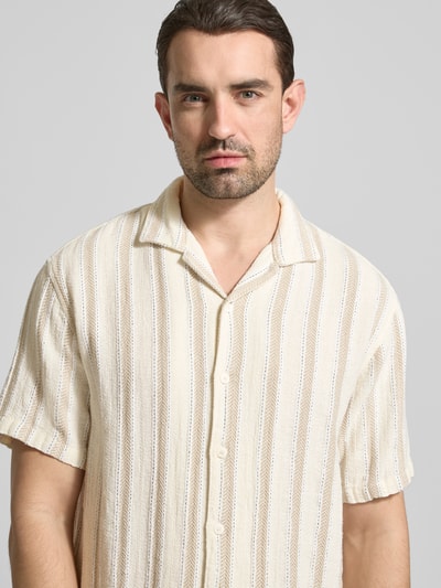 Männermodel trägt Regular Fit Freizeithemd mit Kentkragen von MCNEAL, Baumwoll-Mix, Knopfleiste, beige gestreift, Nahaufnahme Oberkörper.