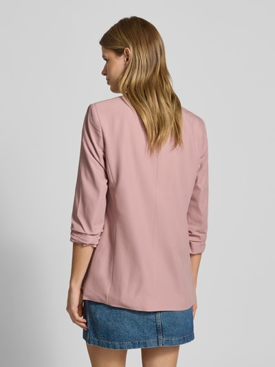 Frauenmodel trägt Regular Fit Longblazer mit Viskose-Anteil Modell 'BOSELLA' von Pieces, Optik: Unifarben, Webstruktur, Ganzkörperansicht Rückansicht.