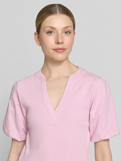 Vrouwenmodel draagt T-shirt met ballonmouwen model 'Jada' van MOS MOSH in roze katoenmix met stretch, fijnrib, V-hals, nauwsluitend model, Nahaufnahme Oberkörper.