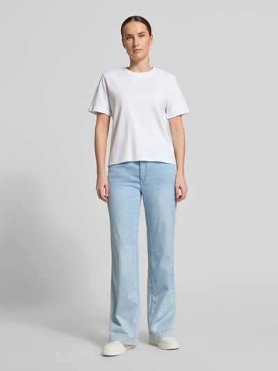 Kobiece modelka nosi jasnoniebieskie Wide Leg Jeans mit Eingrifftaschen Modell 'Dream' od MAC, mieszanka bawełny i modalu, Ganzkörperansicht von vorne, szerokość w rozmiarze 36/32: 38 cm, długość wewnętrzna nogawki w rozmiarze 36/32: 83 cm