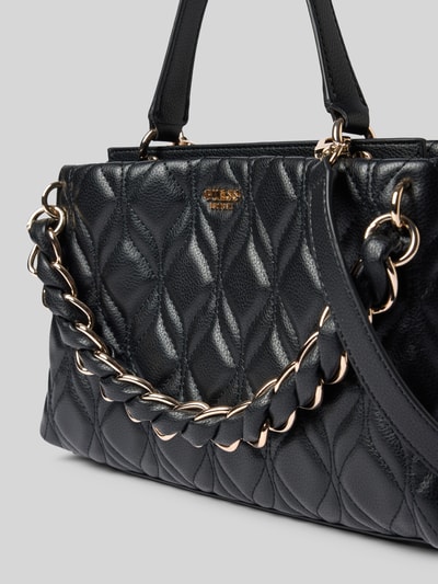 Produktfoto, Handtasche in Leder-Optik mit Logo-Detail von GUESS, zwarte leerlook met stiksels, logodetail en afneembare schouderband, hoofdvak met magneetsluiting, breedte 32 cm, lengte 18 cm, diepte 12 cm, bandlengte 110 cm