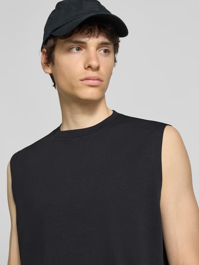 Männermodel trägt Regular Fit Shirt aus Baumwoll-Mix Modell 'CASPIAN AIRFLEX BOXY' von Only & Sons, Optik: Unifarben, Nahaufnahme Oberkörper.