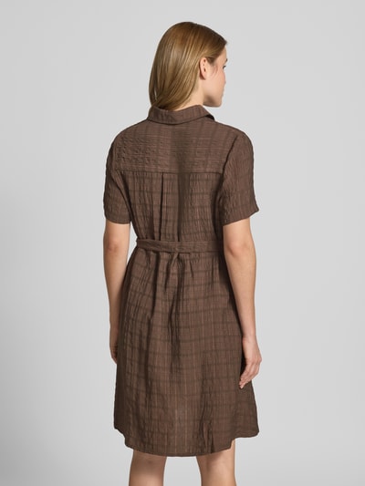 Vrouwenmodel draagt Hemdblusenkleid aus Viskose-Lyocell-Mix met bindriem van Jake*s Casual, A-lijn, knielang, structuurpatroon, overhemdkraag, ruglengte 98 cm, borstwijdte 36 cm, mouwlengte 24 cm, bruine tinten, textuur met zichtbare lijnen, structuurrijk oppervlak, geheel zichtbare achterkant, groothoek opname