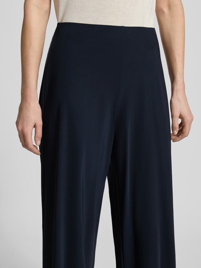 Kobieta nosi Relaxed Fit Schlupfhose model 'SALLY' od Raffaello Rossi, dżersej high-tech, elastyczny pas, spodnie o luźnym kroju, szerokość w rozmiarze 36: 39 cm, długość wewnętrzna nogawki w rozmiarze 36: 68 cm, zbliżenie na górną część spodni