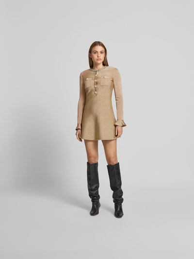 Frauenmodel trägt Minikleid mit Viskose-Anteil von Self-Portrait in Gold, Ziersteinbesatz, aufgesetzte Taschen, tailliert, Ganzkörperansicht von vorne.