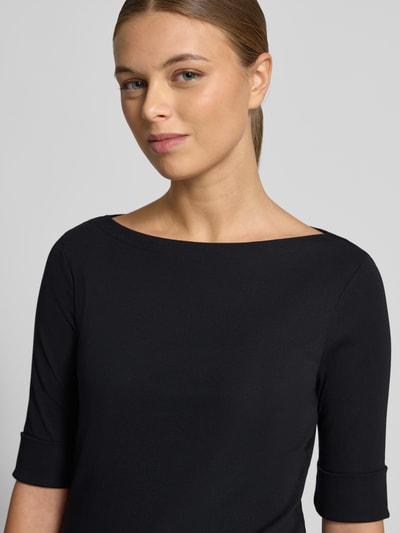 Frauenmodel trägt T-Shirt mit U-Boot-Ausschnitt Modell 'JUDY' von Lauren Ralph Lauren, Baumwoll-Elasthan-Mix, Slim-Fit, Nahaufnahme Oberkörper.
