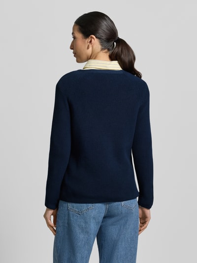 Vrouwenmodel draagt Regular Fit Pullover uit puur katoen van Tommy Hilfiger, look effen, logostitching, ronde hals, ribtricot, lange mouw. Ganzkörperansicht Rückansicht.