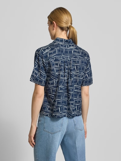 Frauenmodel trägt Loose Fit Leinenbluse mit Brusttasche von Tommy Hilfiger, Optik:Allover-Muster, Kurzarm, Material: Leinen, Ganzkörperansicht Rückansicht.