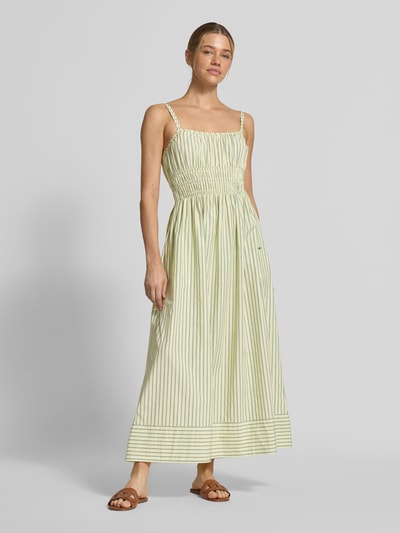 Frauenmodel trägt Regular Fit Freizeitkleid aus reiner Baumwolle von BOSS Orange, Optik:Allover-Muster, Muster:gestreift, Midi-Länge, Trägerform:Spaghettiträger, sanfte grün-weiße Streifen, strukturierte Baumwoll-Textur, Ganzkörperansicht von vorne.