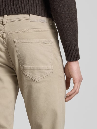 Männermodel trägt Chino mit 5-Pocket-Design von Christian Berg Men in Beige, Material-Mix mit Viskose, Detailaufnahme Rückansicht.