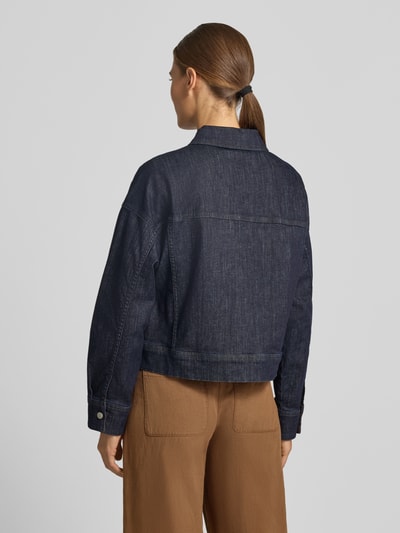 Frauenmodel trägt Regular Fit Jeansjacke aus Baumwoll-Mix Modell 'Hollins' von OPUS in dunklem Blau, glatte Textur, Ganzkörperansicht Rückansicht.