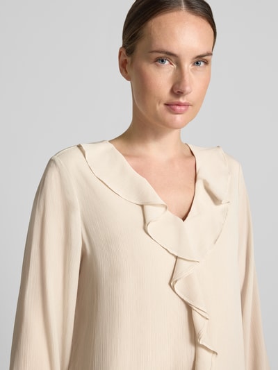 Frauenmodel trägt Regular Fit Langarmbluse in Crêpe-Optik von s.Oliver BLACK LABEL in Creme mit Rüschen, Nahaufnahme Oberkörper. Damen Langarmbluse von s.Oliver BLACK LABEL.