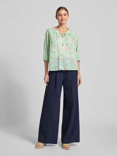 Frauenmodel trägt Regular Fit Bluse mit 3/4-Arm von Milano Italy, reine Baumwolle, Allover-Muster, Rundhalsausschnitt, Nahaufnahme Oberkörper.