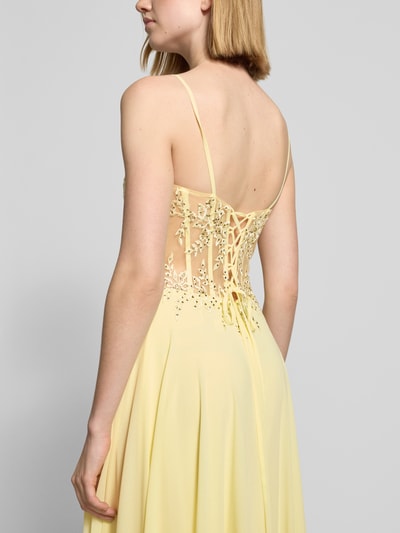 Kobiece modelka nosi sukienka gorsetowa 'Corsagenkleid mit Stitchings und rückseitiger Schnürung' od Luxuar, szyfon, taliowany krój, długa sukienka, hafty, obszycie ozdobnymi kamieniami, rozporek, wiązanie z tyłu, długość tyłu w rozmiarze 36: 145 cm, szerokość w rozmiarze 36: 31 cm, widok całej sylwetki z tyłu.