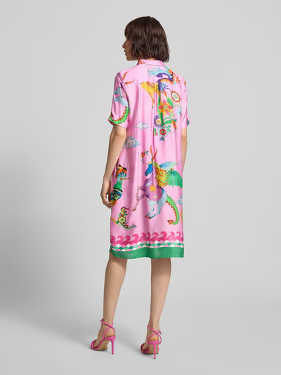Frauenmodel trägt Knielanges Hemdblusenkleid aus Viskose im Allover-Look von Milano Italy, Rosa mit bunten Fantasiemotiven, Gerader-Schnitt, Knielänge, Knopfleiste, Rückenlänge bei Größe 36: 104 cm, Brustweite 53 cm, Ärmellänge 26 cm, glatte Textur, Ganzkörperansicht Rückansicht.
