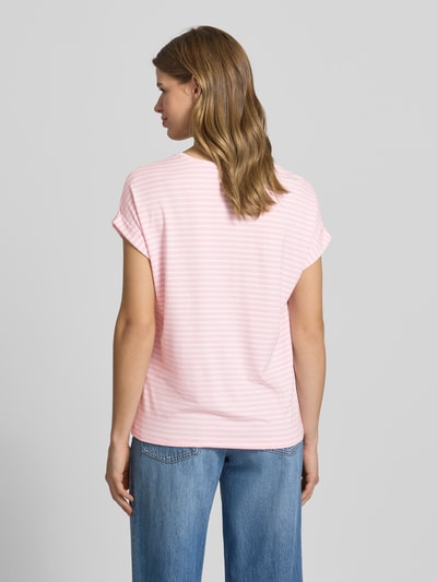 Frauenmodel trägt Regular Fit T-Shirt aus Viskose-Mix Modell 'MOSTER' von Only, Optik: Unifarben, Two-Tone, gestreift, Rundhals, Kurzarm, fixierter Umschlag, Materialverarbeitung: Jersey, Ganzkörperansicht Rückansicht.
