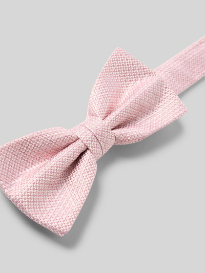Produktfoto, Fliege und Einstecktuch im Set aus reiner Seide von Prince Bowtie, Webmuster, vorgebunden, unifarbenes Design, Hakenverschluss, hellrosa Textur.