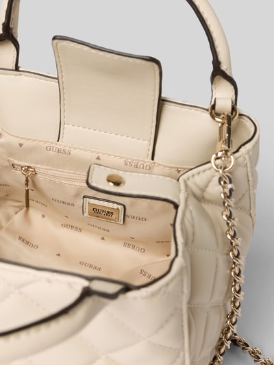 Produktfoto, cremefarbene Handtasche in Stepp-Optik Modell 'JULIET' von GUESS mit Ketten-Schulterriemen und Logo-Detail, Magnetverschluss, Innenansicht