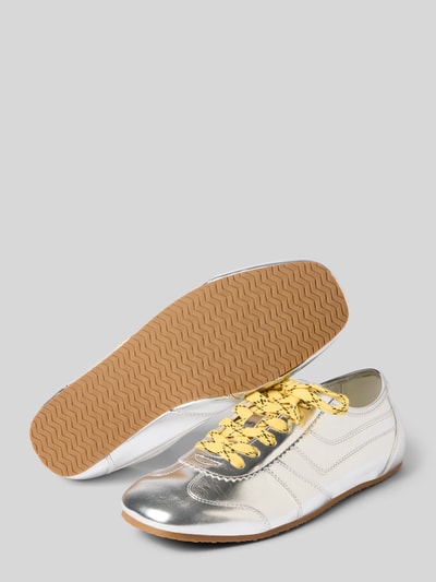 Productfoto, Sneaker im Metallic-Look van BIANCO met afgeronde punt, vetersluiting, metallic, rubberzool, hakhoogte maat 40: 1 cm, schachthoogte maat 40: 7 cm, schachtbreedte maat 40: 7 cm, zilver met geel, gladde textuur
