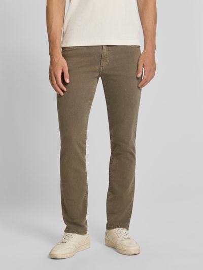 Männermodel trägt Slim Fit Jeans aus Baumwoll-Mix Modell '511® SLIM' von Levi's®, erdfarbene Töne, glatte Oberfläche, Ganzkörperansicht von vorne.