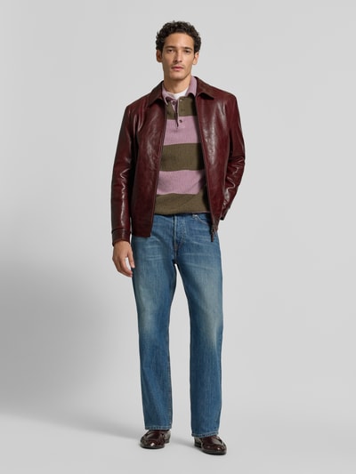 Männermodel trägt Regular Fit Jacke in Leder-Optik mit Umlegekragen von Emporio Armani, Zweiwege-Reißverschluss, Ganzkörperansicht von vorne.