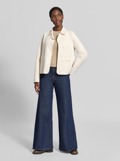 Frauenmodel trägt Slim Fit Blazer aus Baumwoll-Mix von White Label, helle Farbe, Umlegekragen, Ziernähte, Ganzkörperansicht von vorne.