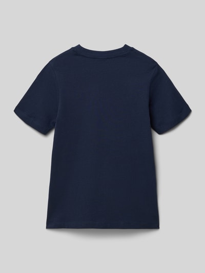 Junge trägt Regular Fit T-Shirt aus reiner Baumwolle von s.Oliver RED LABEL, Optik: Unifarben, Jersey, Ganzkörperansicht Rückansicht.