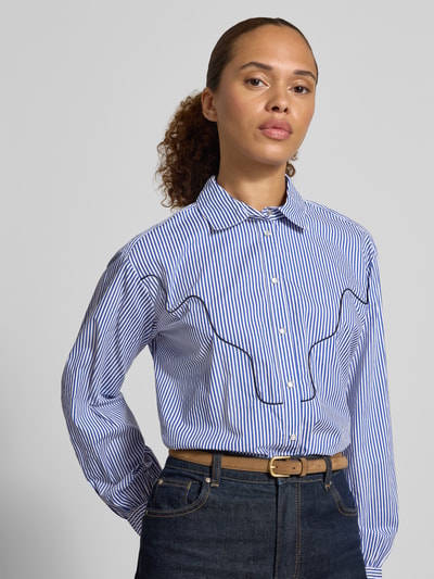 Frauenmodel trägt Regular Fit Hemdbluse aus reiner Baumwolle von Christian Berg Woman, blau-weiß gestreift, Hemdblusenkragen, Nahaufnahme Oberkörper.