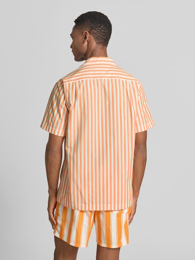 Männermodel trägt Regular Fit Freizeithemd aus reiner Baumwolle von Tommy Hilfiger in Optik:Allover-Muster, Ganzkörperansicht Rückansicht.