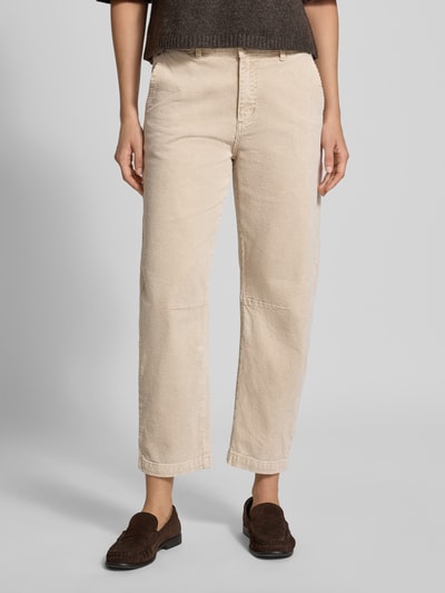 Frauenmodel trägt Barrel Fit Cordhose aus Baumwoll-Mix von Buena Vista in Beige mit feiner Cordstruktur, Ganzkörperansicht von vorne. Damen Cordhose von Buena Vista