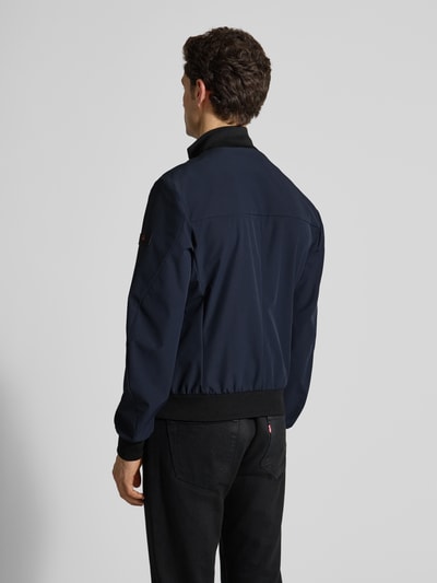 Männermodel trägt Jacke mit Stehkragen Modell 'POTOSI' von Peuterey in navy, regular fit, Materialmix mit stretch, Ganzkörperansicht Rückansicht.