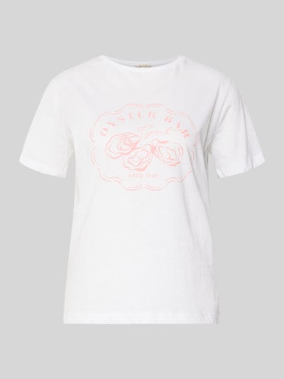 Produktfoto, T-Shirt mit Motiv-Print und Rundhalsausschnitt von Gant, weiß mit rosa Motiv-Print, Baumwoll-Mix mit Stretch-Anteil, gerader Schnitt, Rückenlänge 58 cm bei Größe S.