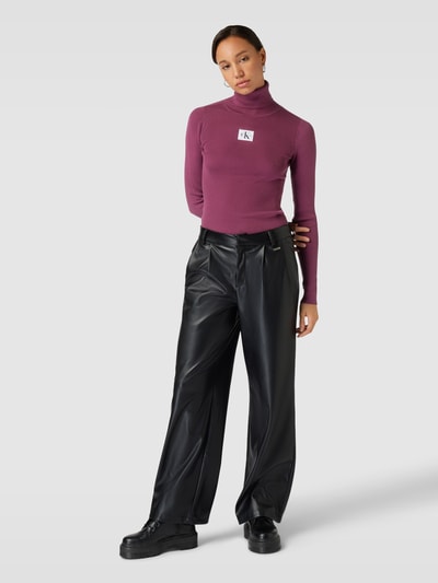 Calvin Klein Jeans Rollkragenpullover in Ripp-Optik mit Label-Patch Aubergine 1