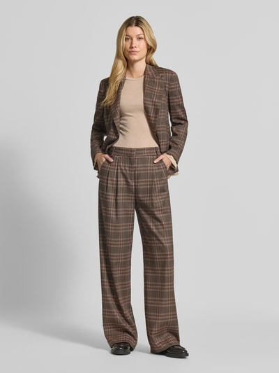 Frauenmodel trägt Wide Leg Hose aus Schurwoll-Mix Modell 'VALZER' von MAX&Co. in braunem Karomuster, Damen Weite Hose, Ganzkörperansicht von vorne.